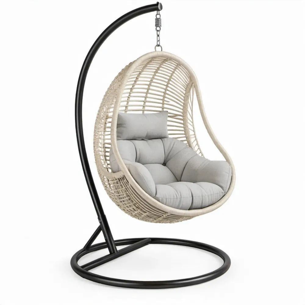 Beige PE-rattan hangstoel met zwart stalen standaard en lichtgrijze kussens, 105 x 105 x 195 cm