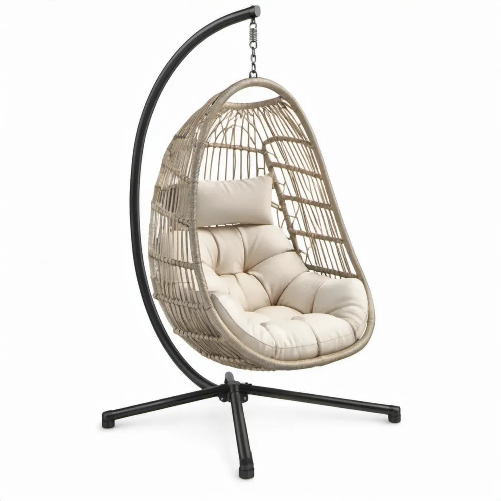 Beige PE-rattan hangstoel met zwarte stalen standaard en crèmekleurige kussens – 105 x 105 x 195 cm