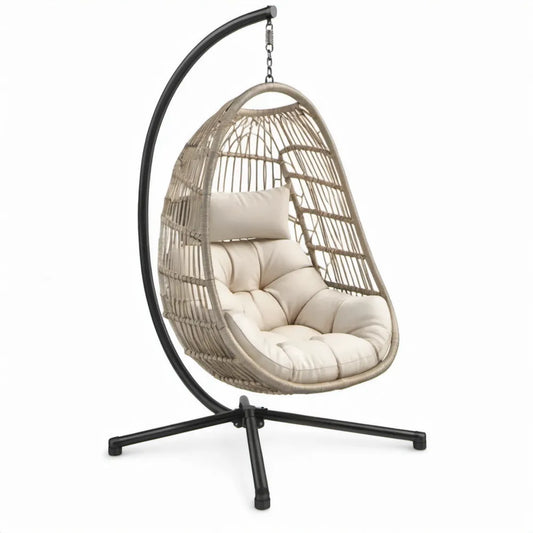 Beige PE-rattan hangstoel met zwarte stalen standaard en crèmekleurige kussens – 105 x 105 x 195 cm